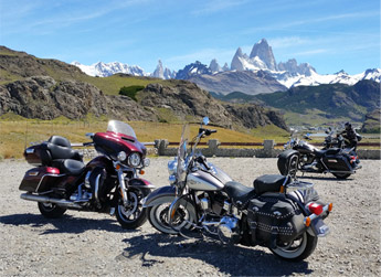 Deux Motos Harley Davidson devant une motagne