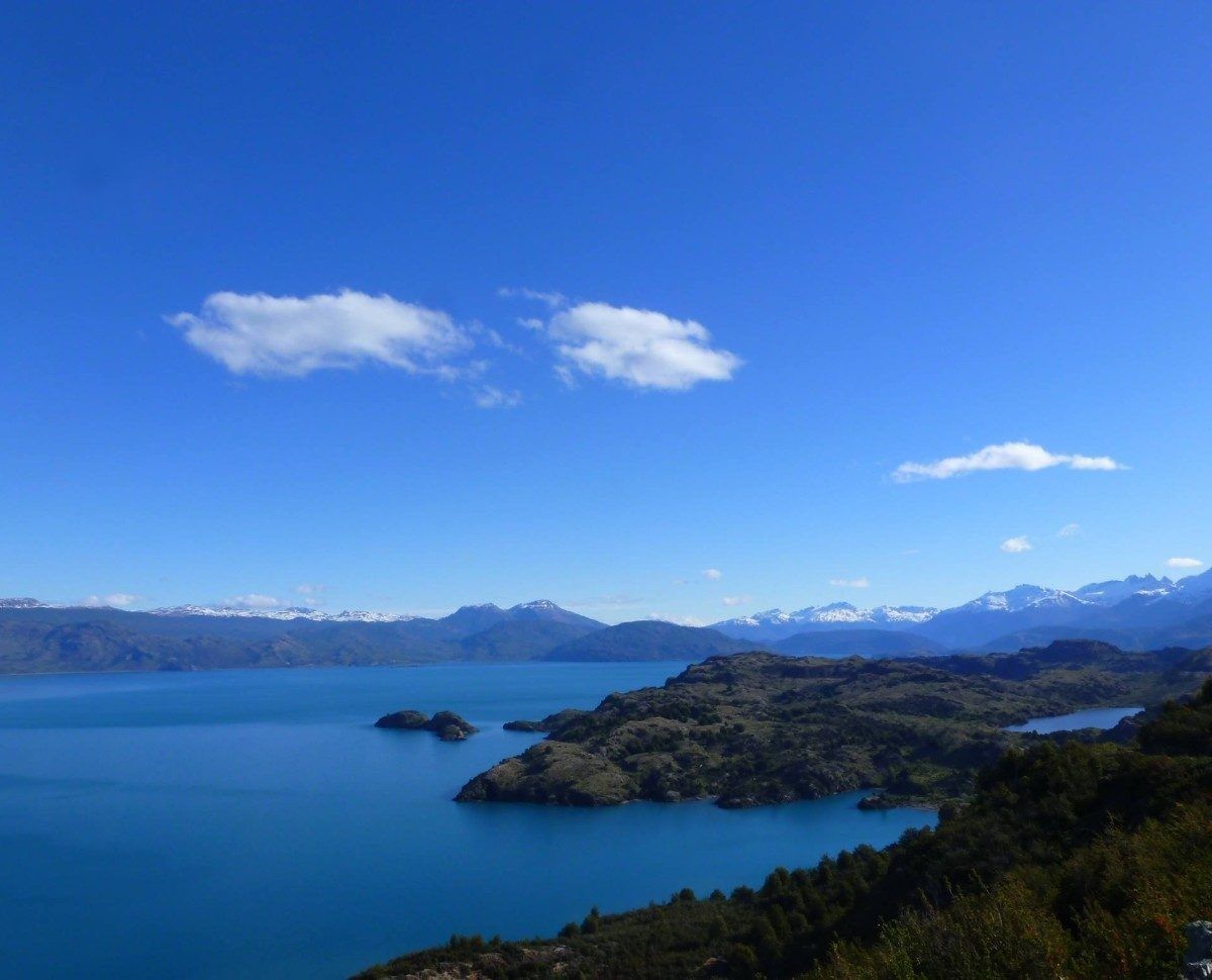 Au guidon de votre moto sur la Carretera Austral, vous longez le lac General Carrera