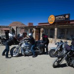 Pause déjeuner à Susques sur un voyage moto Harley en Argentine