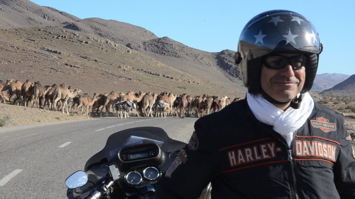 Dans le sud du Maroc lors d'un voyage moto Harley