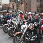 Sur la Place d'Armes à Cusco lors d'un voyage moto Harley au Pérou