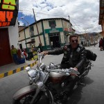 Dans les rues de Puquio alors d'un voyage moto Harley au Pérou